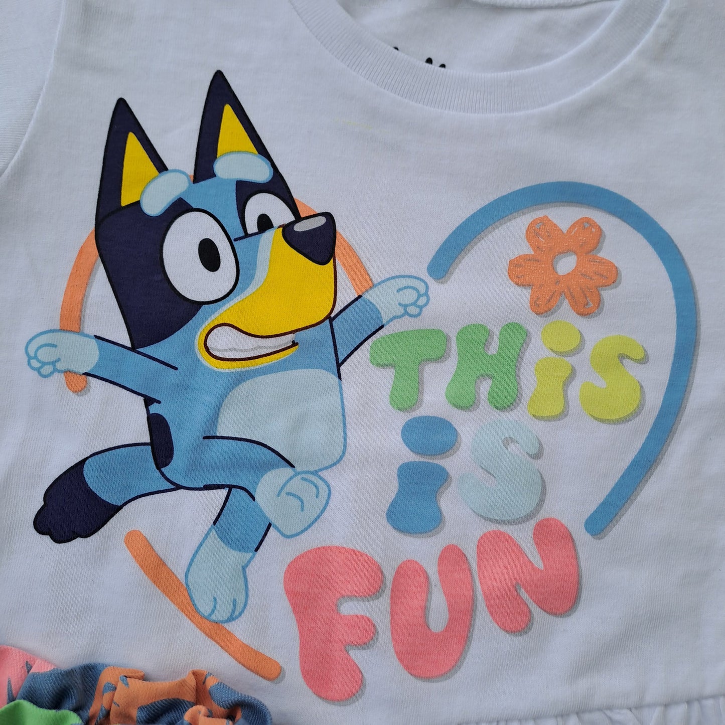 Bluey conjunto 2 piezas short azul floreado y blusa blanca - Talla 2T