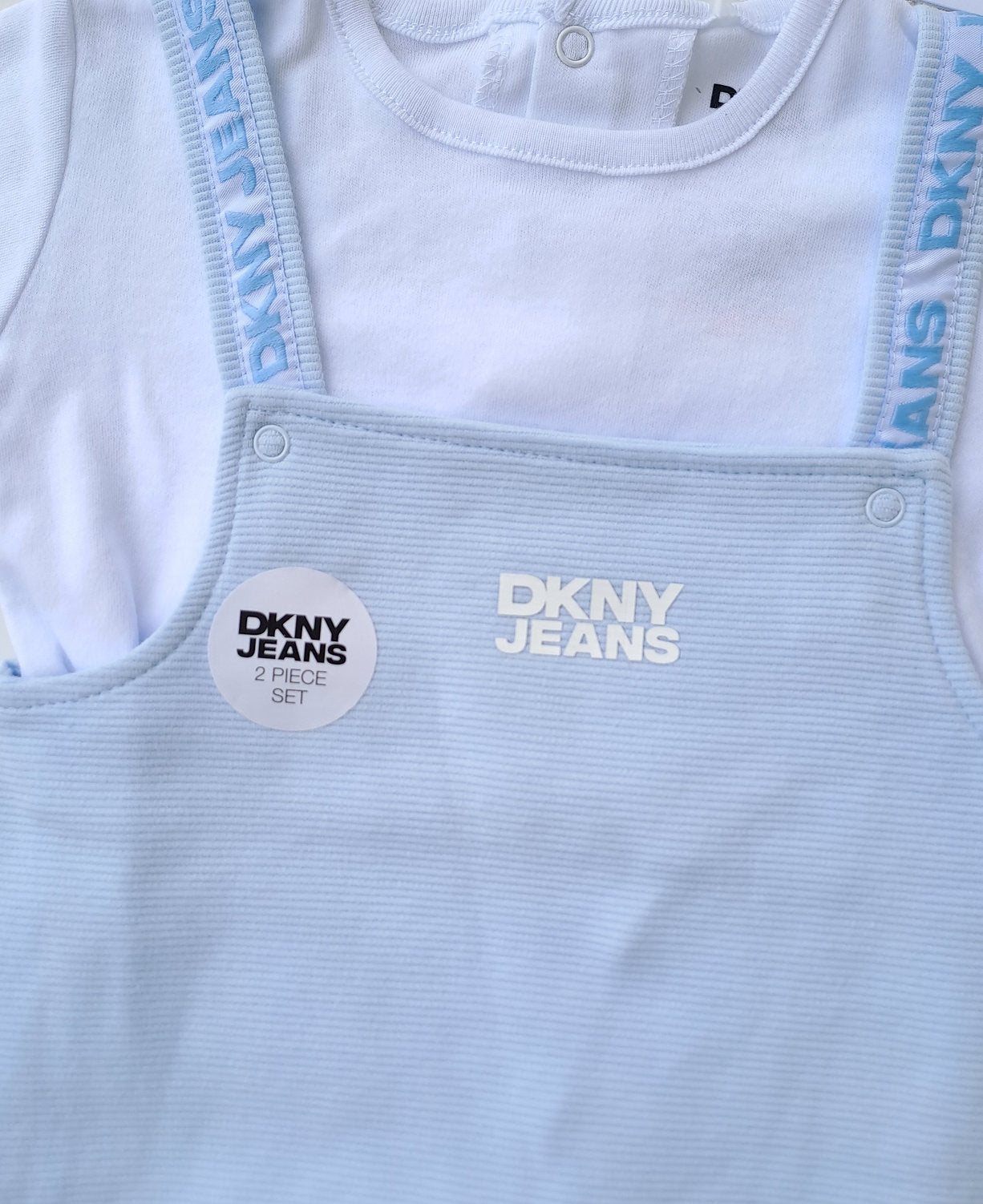 DKNY overall celeste y camiseta blanca - Talla 12a18 meses