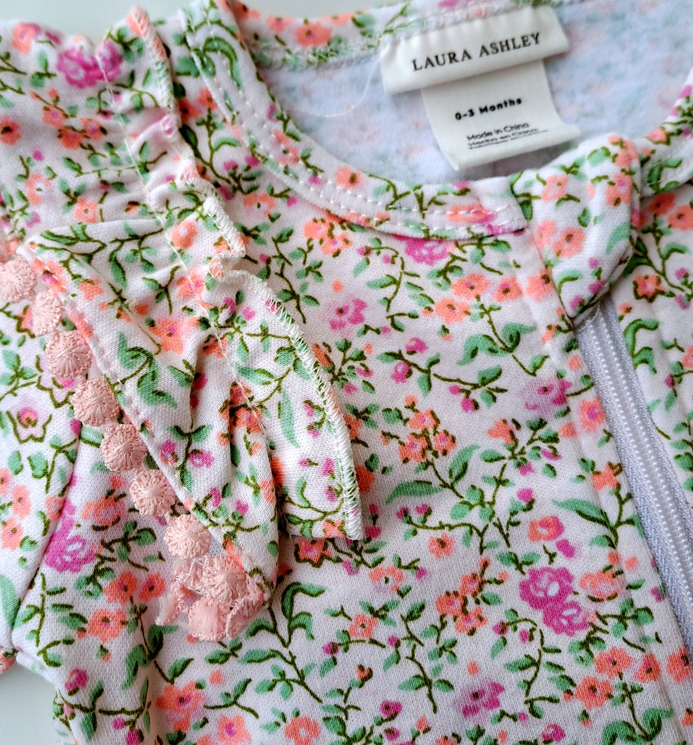 Laura Ashley pijama pie cerrado zipper  floreada - Talla 0a3m