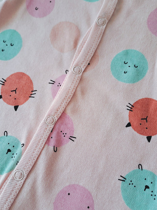 Sterling Baby pijama pies rosa gatitos con gorro orgánico - Talla 6 meses