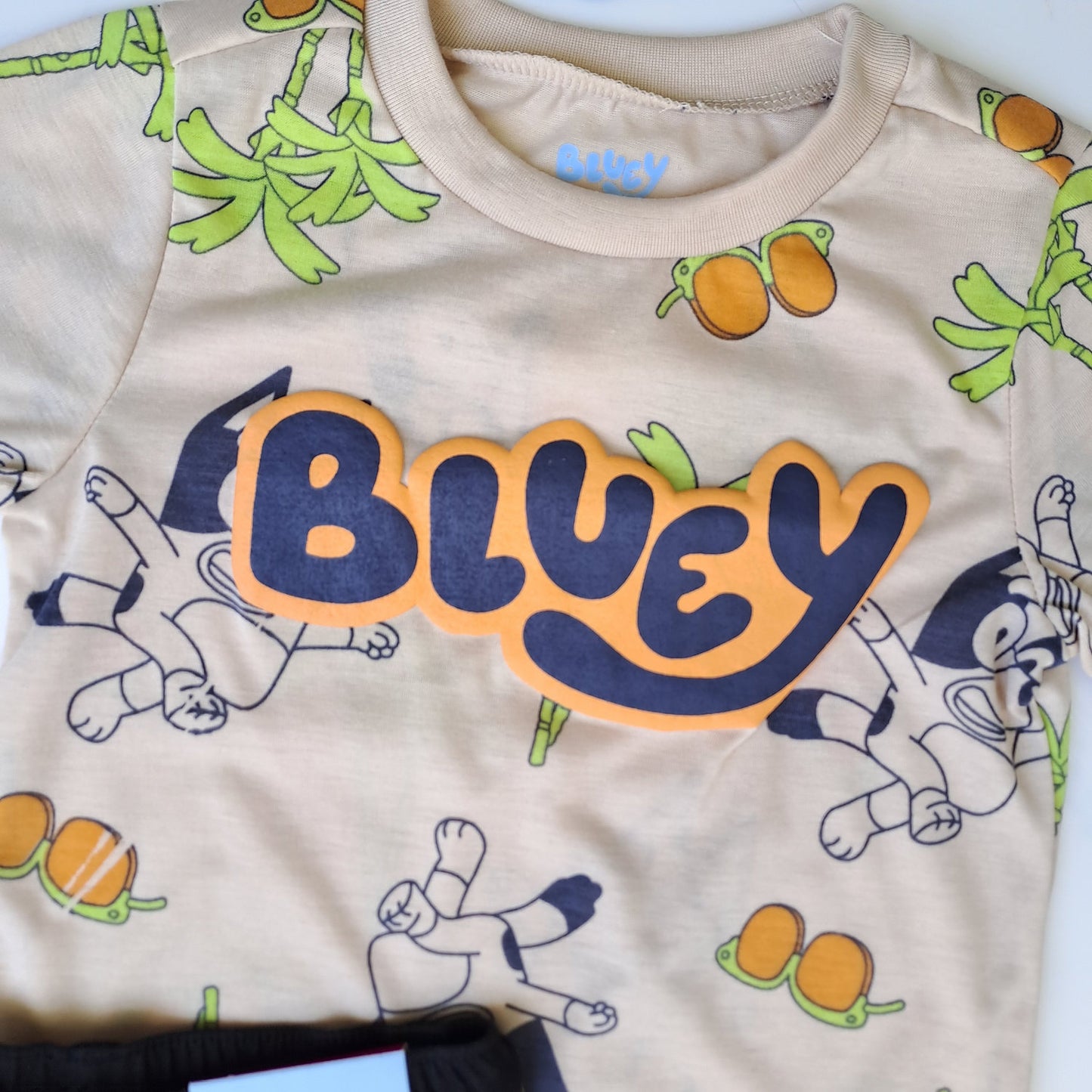 Bluey conjunto 2 piezas short negro y camiseta beige - Talla 3T